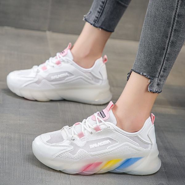 Γυναικεία αθλητικά παπούτσια με χρωματιστή σόλα και κορδόνια σε λευκό χρώμα