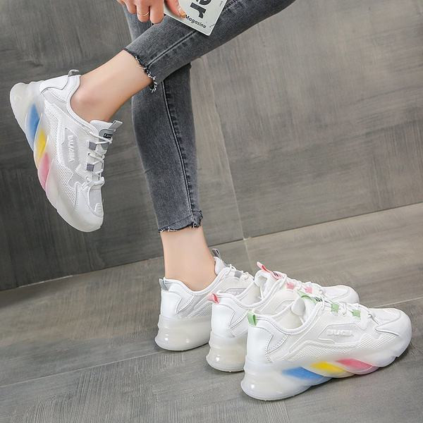 Γυναικεία αθλητικά παπούτσια με χρωματιστή σόλα και κορδόνια σε λευκό χρώμα