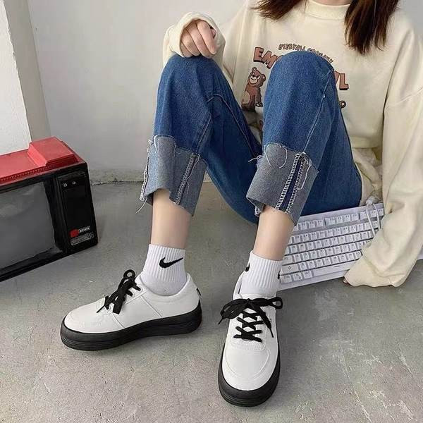 Sieviešu ikdienas kedas ar biezu mākslīgās ādas zoli