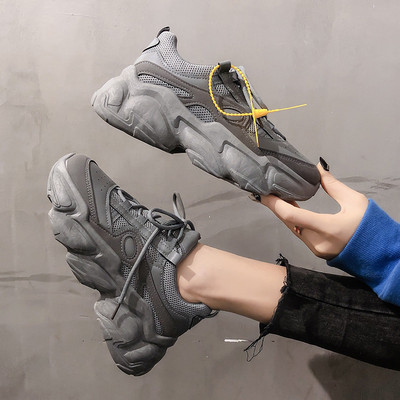 Model nou de adidasi de dama cu talpa aspra in culorile gri, alb si negru