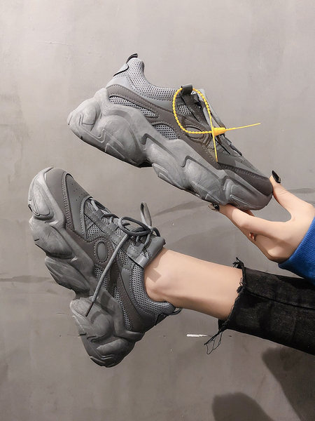 Model nou de adidasi de dama cu talpa aspra in culorile gri, alb si negru