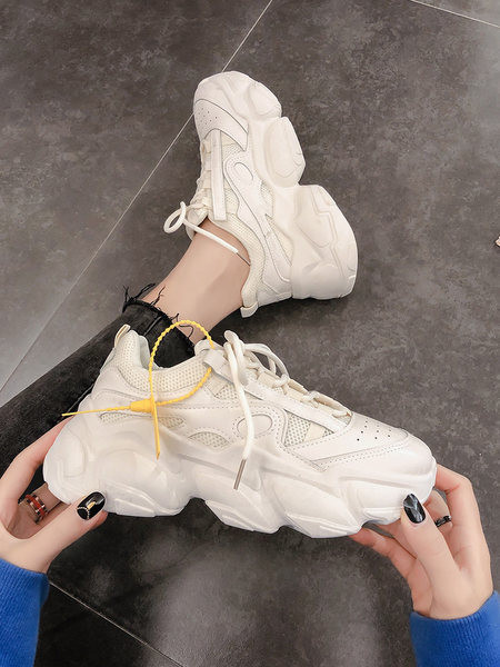 Model nou de adidasi de dama cu talpa aspra in culorile gri, alb si negru