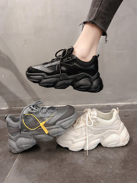 Model nou de adidasi de dama cu talpa aspra in culorile gri, alb si negru