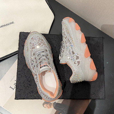 Sieviešu kedas ar mežģīnēm un dekorācijas akmeņiem