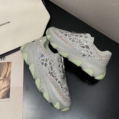 Sieviešu kedas ar mežģīnēm un dekorācijas akmeņiem