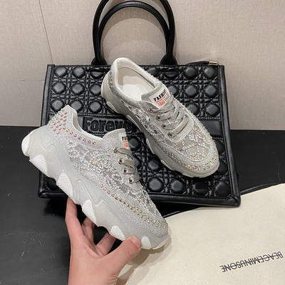 Sieviešu kedas ar mežģīnēm un dekorācijas akmeņiem