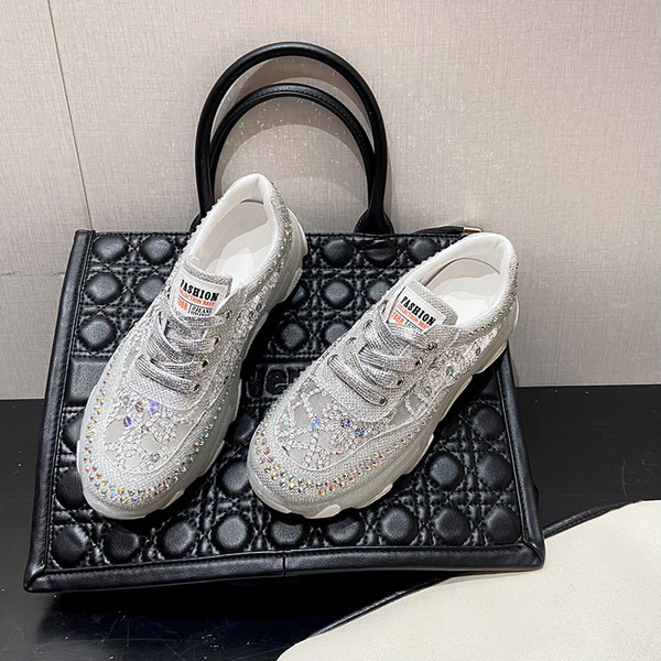 Sieviešu kedas ar mežģīnēm un dekorācijas akmeņiem