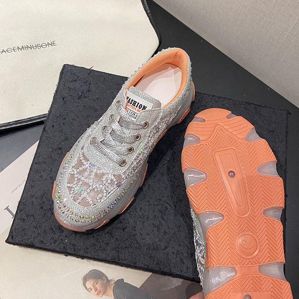 Sieviešu kedas ar mežģīnēm un dekorācijas akmeņiem