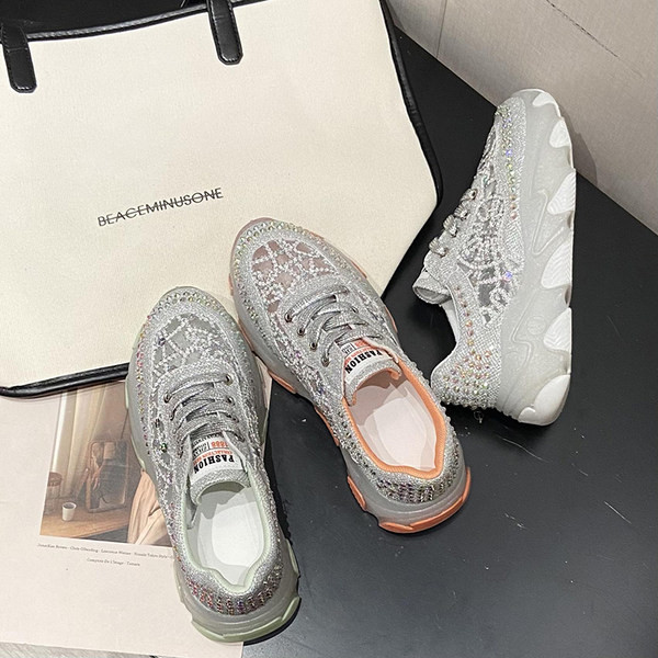 Sieviešu kedas ar mežģīnēm un dekorācijas akmeņiem