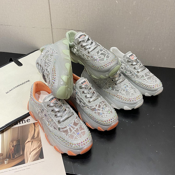 Sieviešu kedas ar mežģīnēm un dekorācijas akmeņiem