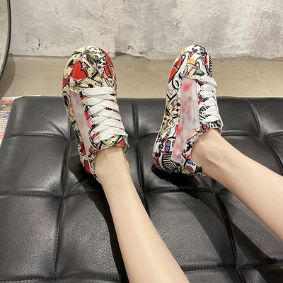 Jauns krāsainu kedu modelis ar plakanu zoli