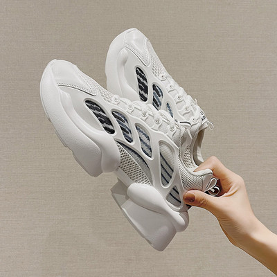 Model nou de adidasi dama cu sireturi in trei culori si talpa aspra