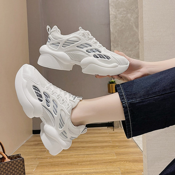 Model nou de adidasi dama cu sireturi in trei culori si talpa aspra