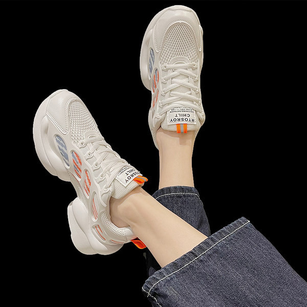 Model nou de adidasi dama cu sireturi in trei culori si talpa aspra