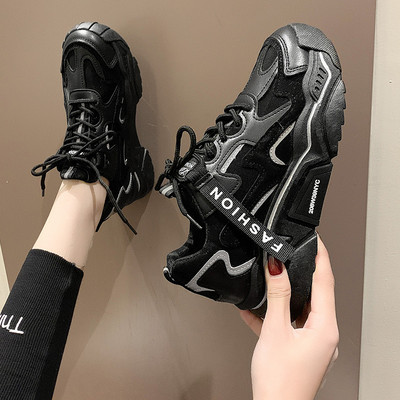 Jauns sieviešu kedu modelis ar uzrakstu un šņorēm divās krāsās