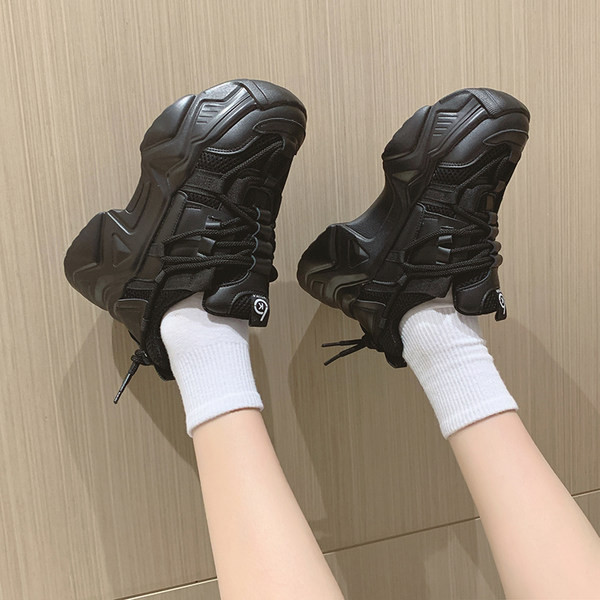 Modernūs sportbačiai aukštu grubiu padu