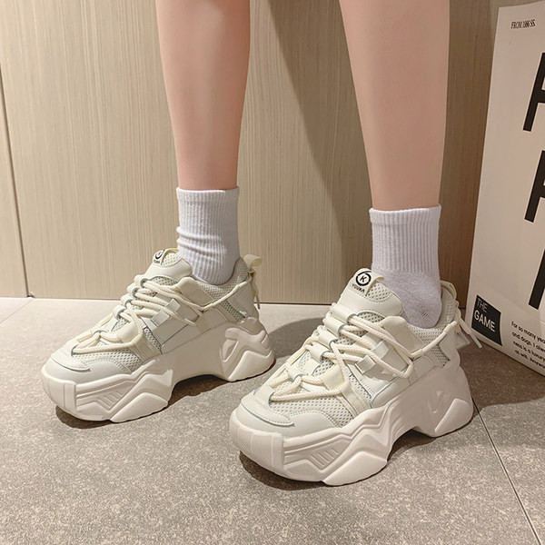 Modernūs sportbačiai aukštu grubiu padu