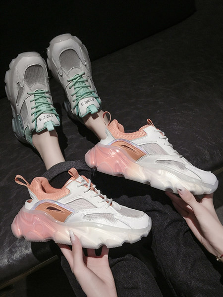 Sieviešu elpojošas kedas zaigojošās krāsās ar 5,5 cm platformu