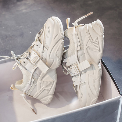 Modernas kedas ar šņorēm un plastmasas aizdari