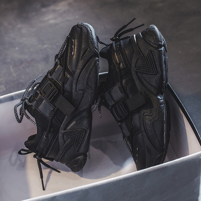 Modernas kedas ar šņorēm un plastmasas aizdari