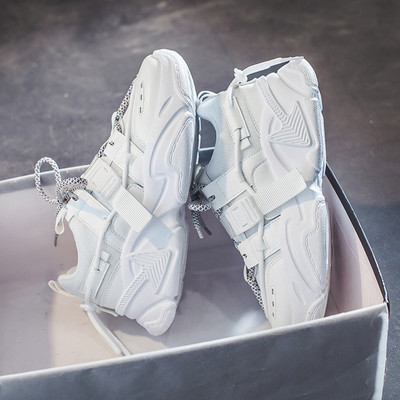 Modernas kedas ar šņorēm un plastmasas aizdari