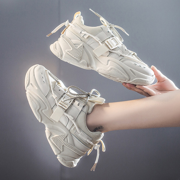 Modernas kedas ar šņorēm un plastmasas aizdari