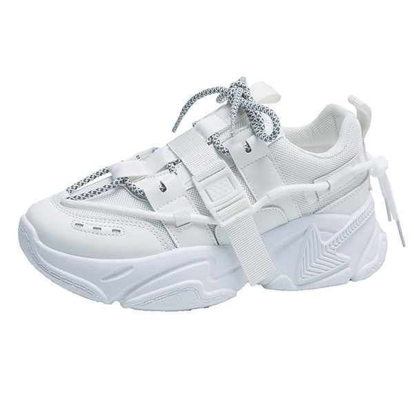 Modernas kedas ar šņorēm un plastmasas aizdari