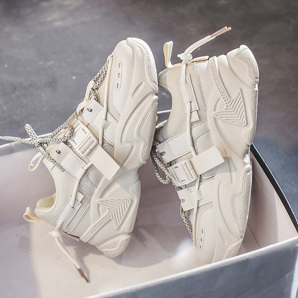 Modernas kedas ar šņorēm un plastmasas aizdari