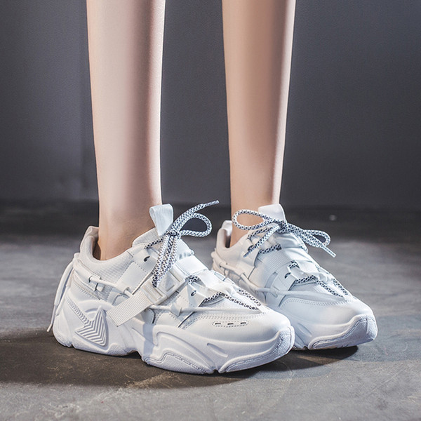 Modernas kedas ar šņorēm un plastmasas aizdari