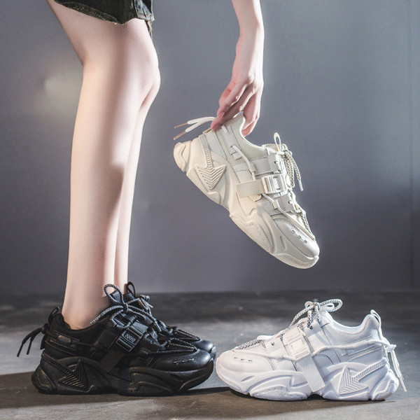 Modernas kedas ar šņorēm un plastmasas aizdari