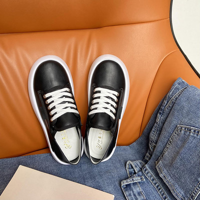 Sieviešu ādas kedas ar šņorēm un plakanu 4 cm zoli