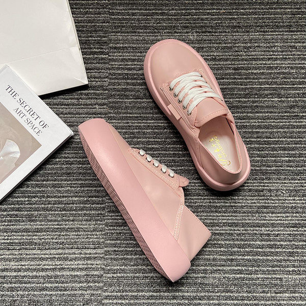 Sieviešu ādas kedas ar šņorēm un plakanu 4 cm zoli