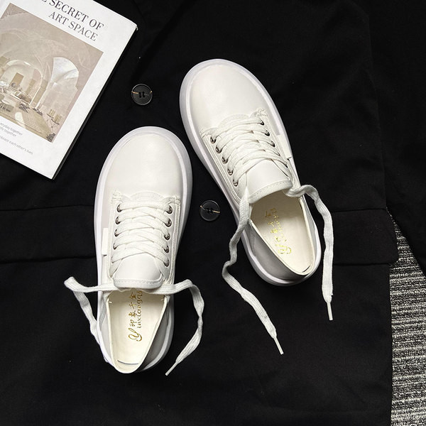 Sieviešu ādas kedas ar šņorēm un plakanu 4 cm zoli