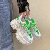 Jauns sieviešu pavasara kedu modelis ar augstām zolēm un krāsainām saitēm