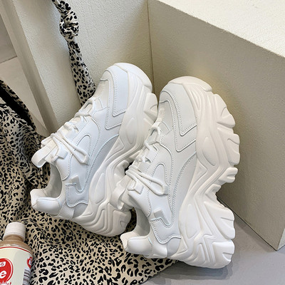 Jauns sieviešu pavasara kedu modelis ar augstām zolēm un krāsainām saitēm