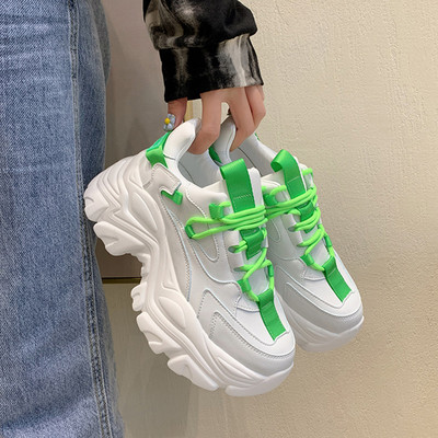 Jauns sieviešu pavasara kedu modelis ar augstām zolēm un krāsainām saitēm