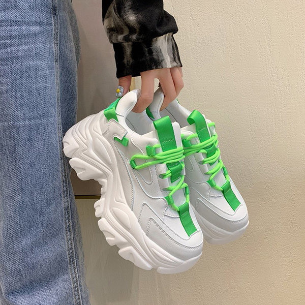 Jauns sieviešu pavasara kedu modelis ar augstām zolēm un krāsainām saitēm