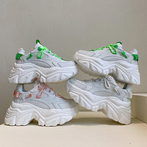 Jauns sieviešu pavasara kedu modelis ar augstām zolēm un krāsainām saitēm