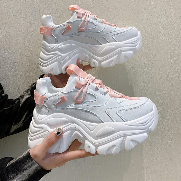 Jauns sieviešu pavasara kedu modelis ar augstām zolēm un krāsainām saitēm