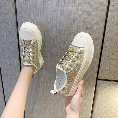 Aktuālas spīdīgas kedas ar plakanām zolēm