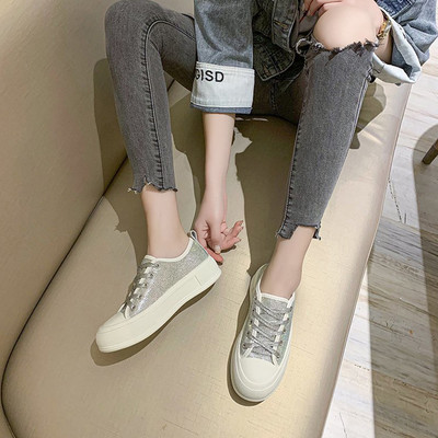 Aktuālas spīdīgas kedas ar plakanām zolēm