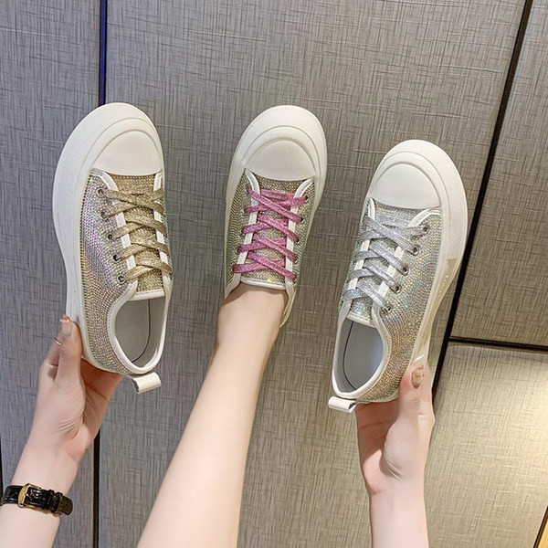 Aktuālas spīdīgas kedas ar plakanām zolēm