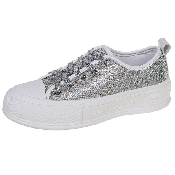 Aktuālas spīdīgas kedas ar plakanām zolēm