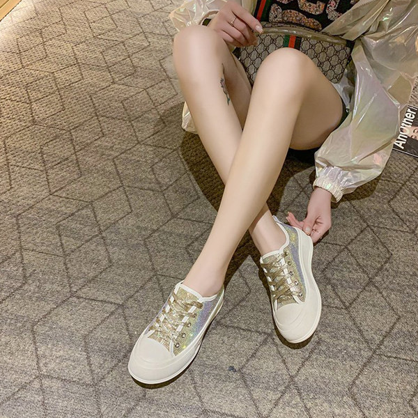 Aktuālas spīdīgas kedas ar plakanām zolēm