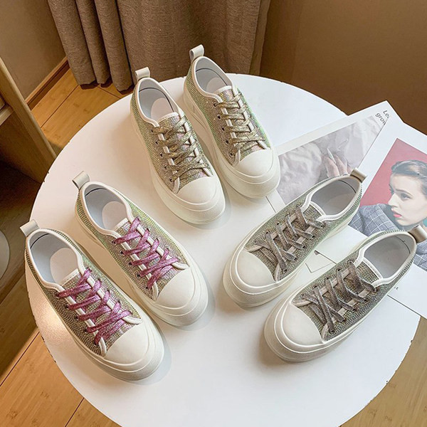 Aktuālas spīdīgas kedas ar plakanām zolēm