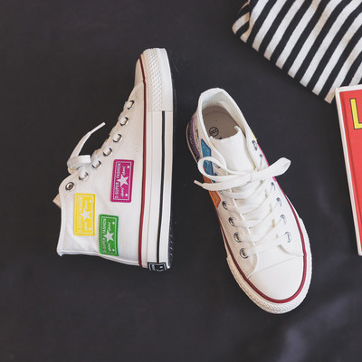 Sieviešu augstas kedas ar emblēmu un saitēm