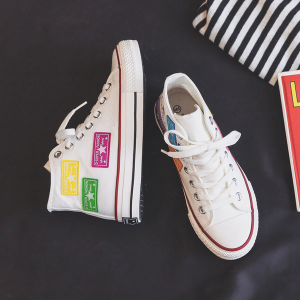 Sieviešu augstas kedas ar emblēmu un saitēm