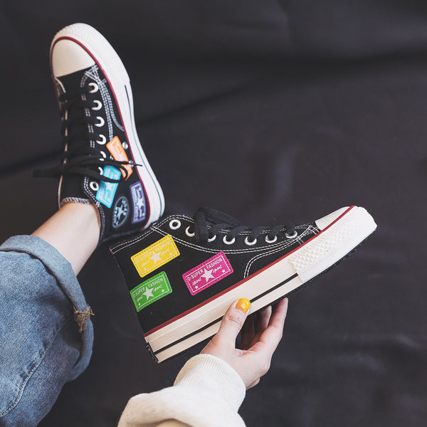 Sieviešu augstas kedas ar emblēmu un saitēm