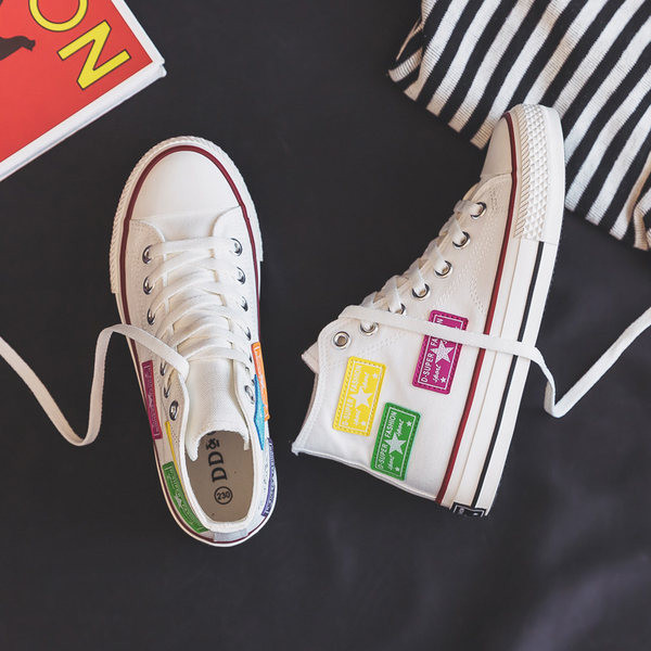 Sieviešu augstas kedas ar emblēmu un saitēm