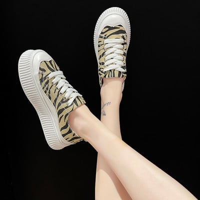 Sieviešu kedas ar augstām zolēm un dzīvnieku apdruku